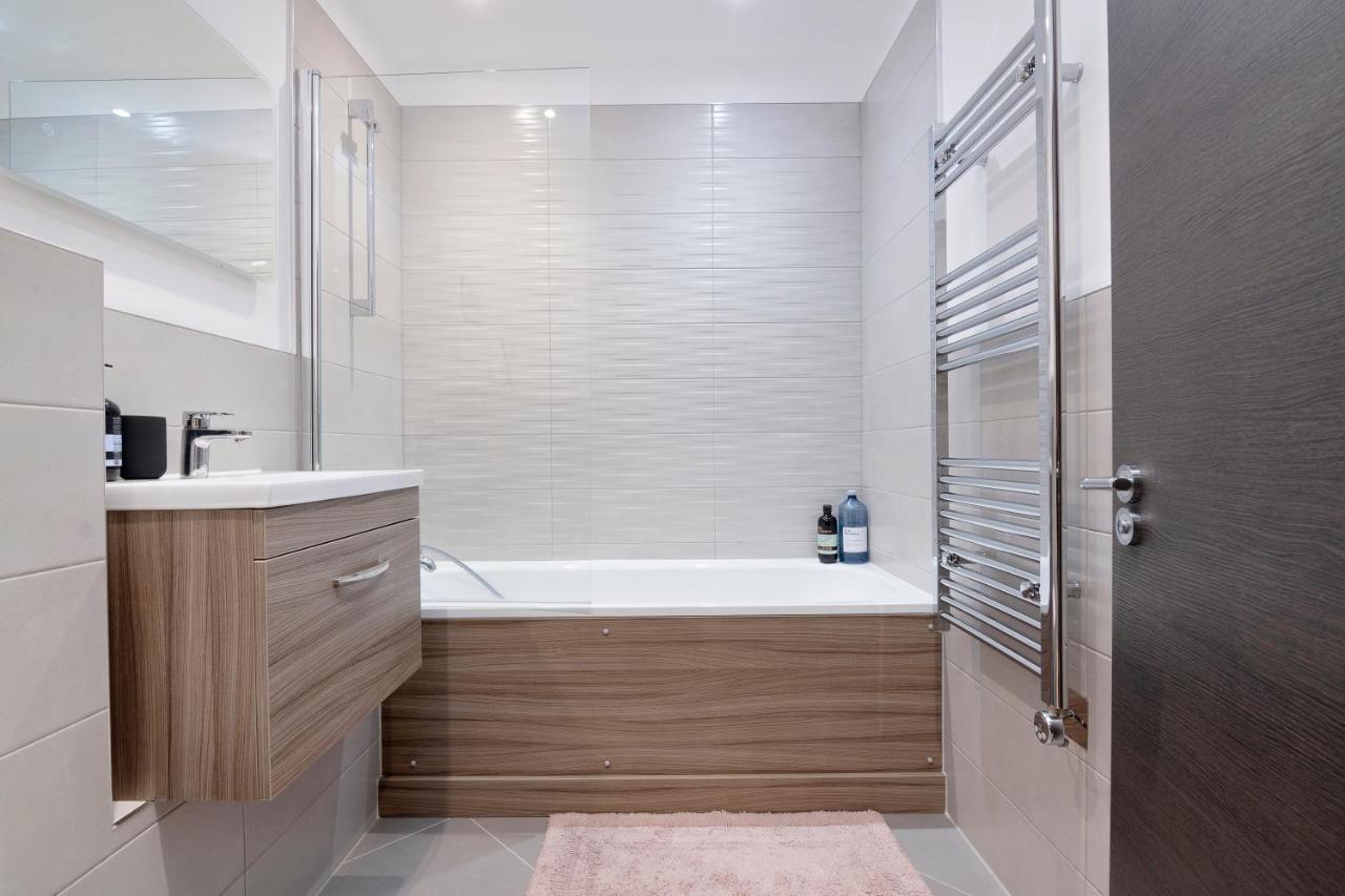 Spacious, 3 Bedroom, 2 Bathroom, Surbiton Kültér fotó
